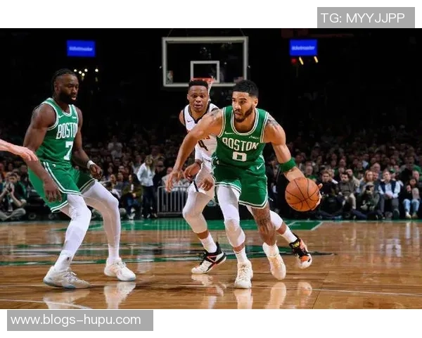 掘金与凯尔特人激战正酣解说员带你领略精彩瞬间